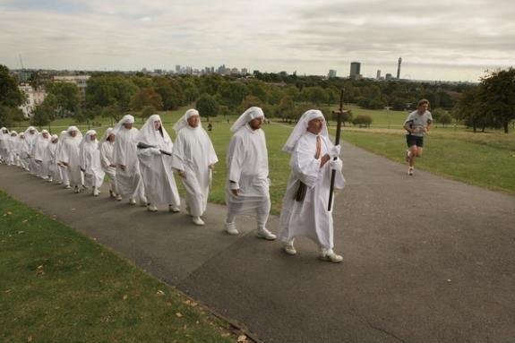 解梦迷雾，梦见送葬队伍的深层含义与心理解析
